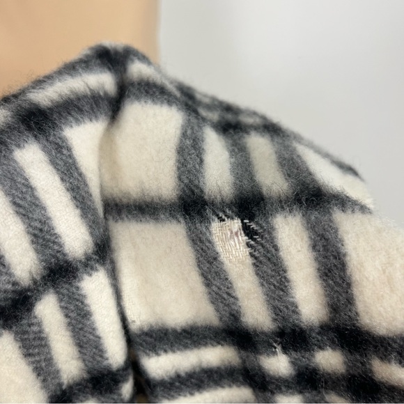 Burberry Ivory Off White Nova
Check Cashmere Classic Scarf *FLAWED - Picture 6 of 10